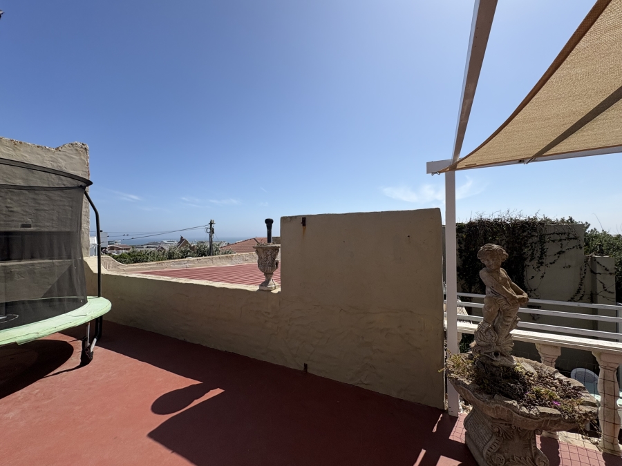 4 Bedroom Property for Sale in Pearl Bay Western Cape